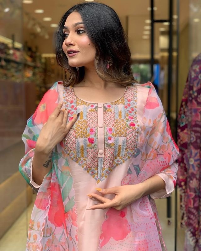 Classic Peach Embroidered Kurta Set with Organza Dupatta